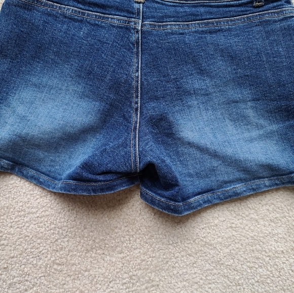 2/12 Cad , Two shorts just for 12 dollars - Picture 2 of 7